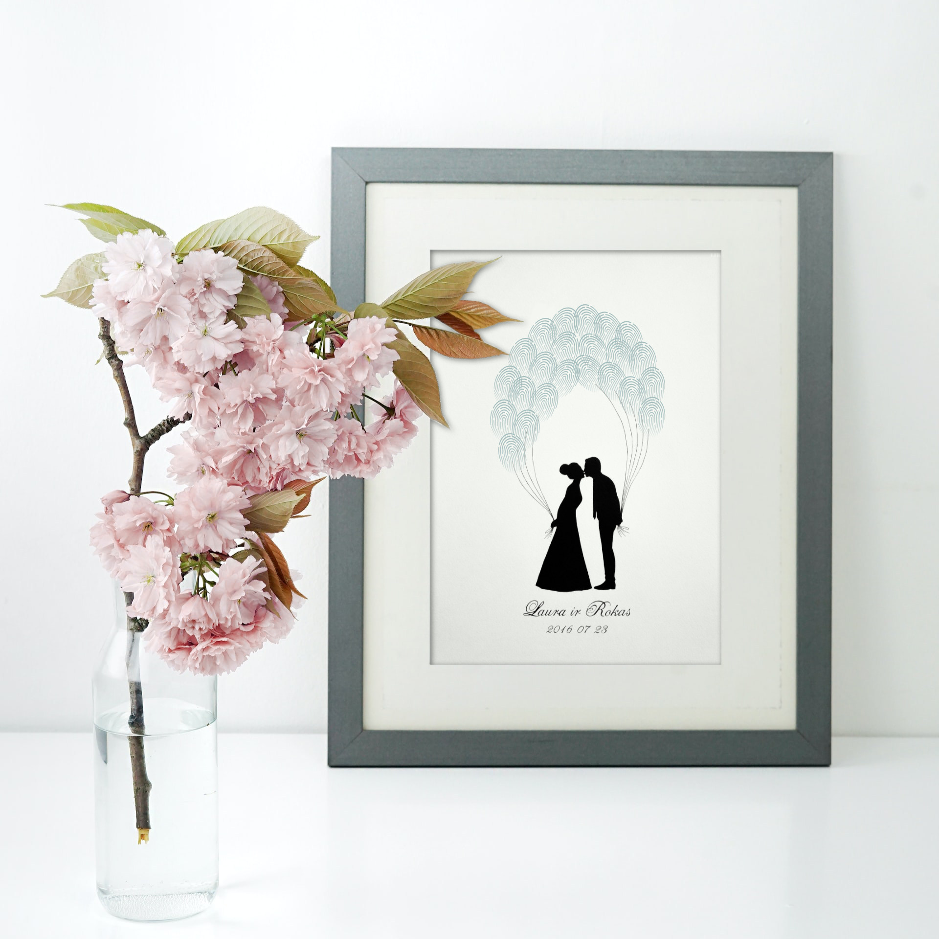 Vestuvinis paveikslas, vestuvių svečių pirštų antspaudams, besibučiuojanti pora su balionais, bučinys