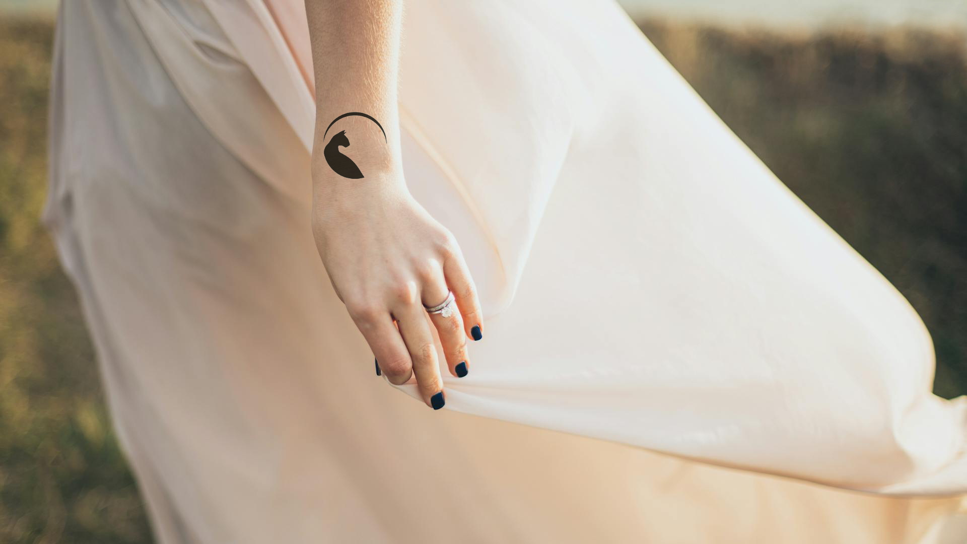 Tatuiruotės dizainas. Tatuiruočių kūrimas. Piešimas. Eskizas. Tatuiruotė su kate ir mėnuliu